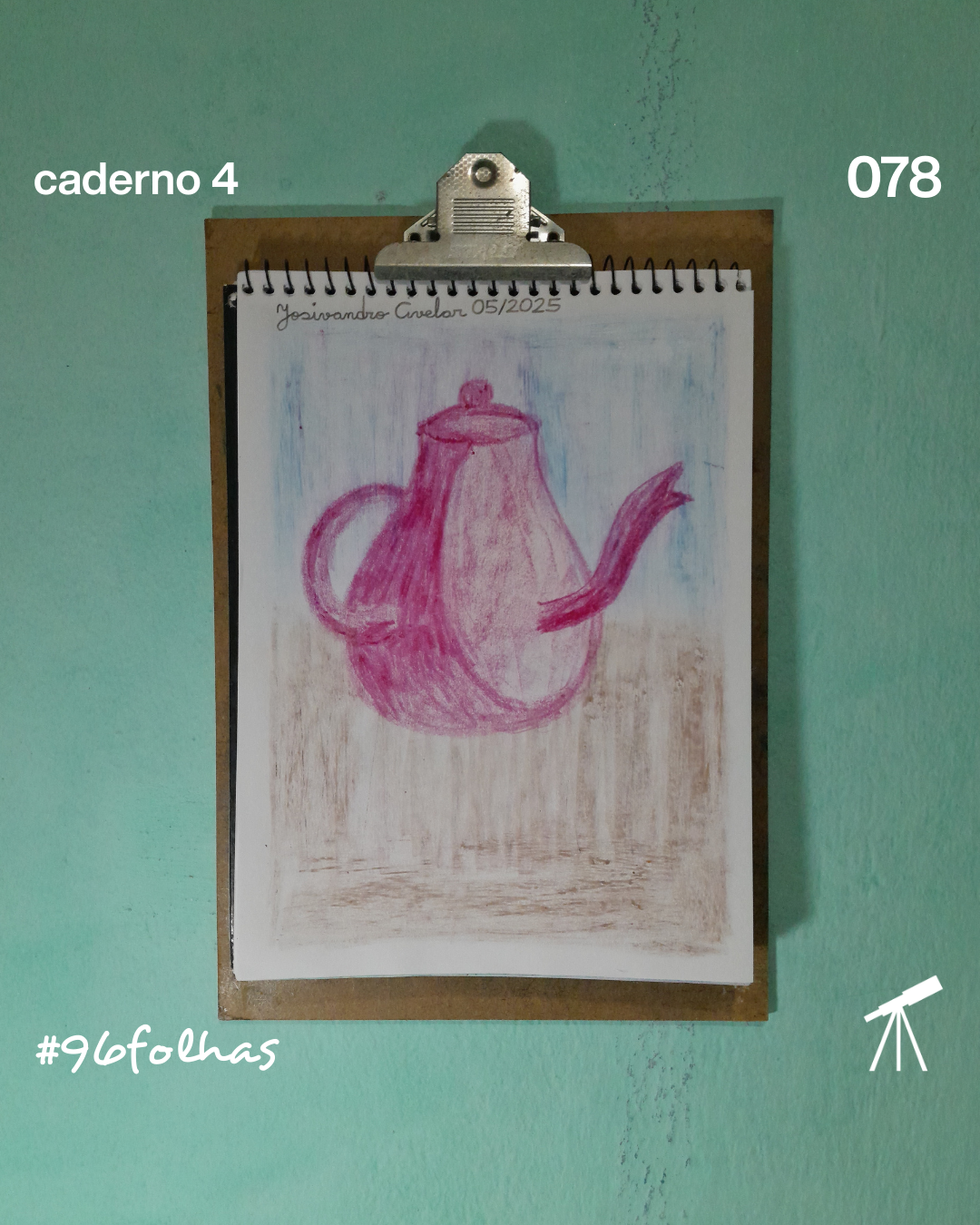 #96folhas caderno 4 - 078: O velho bule 1 O velho bule cor de vinho, sobre uma mesa em tons de marrom, sobre um fundo azul leve, desenhado com tocos de giz de cera.