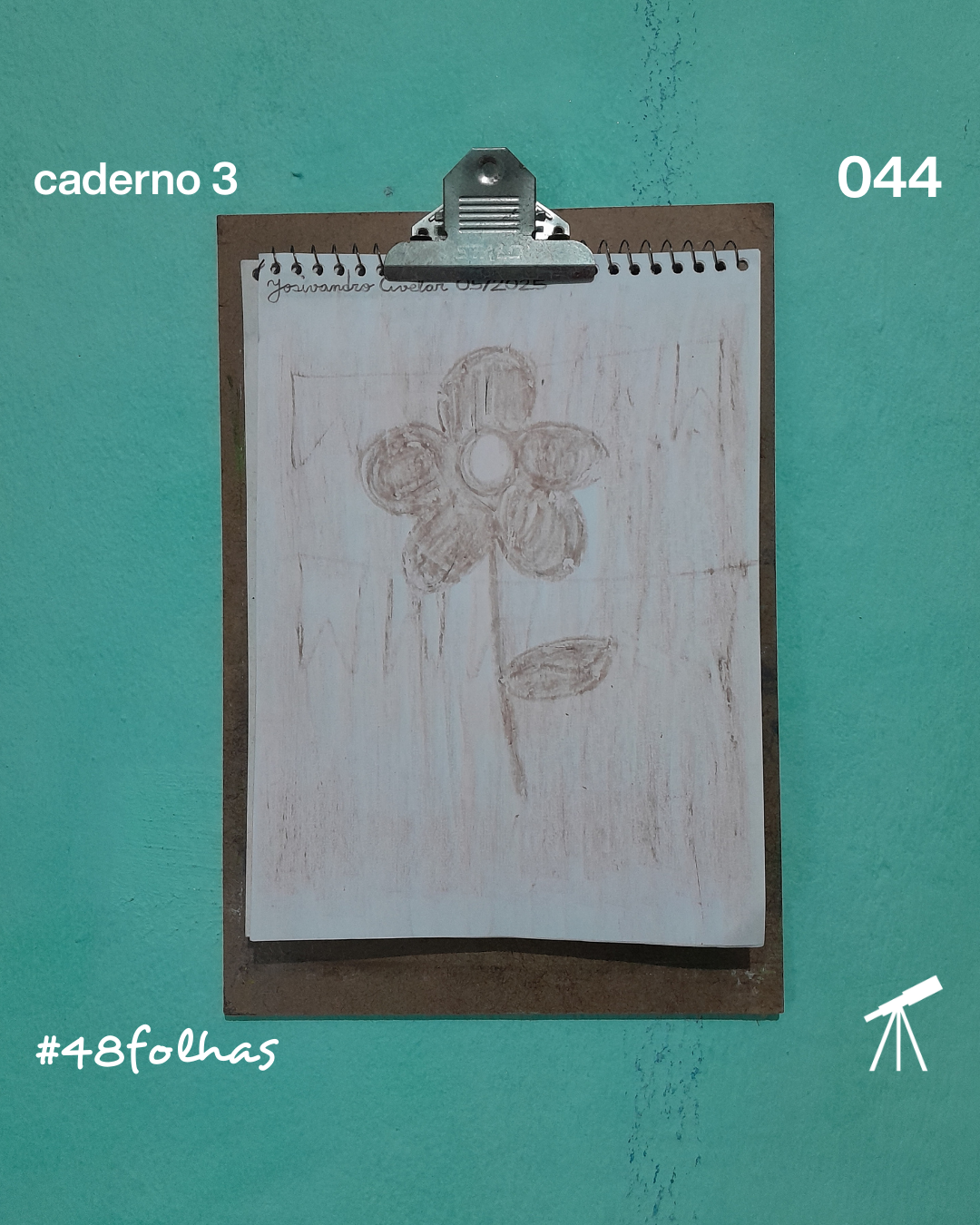#48folhas caderno 3 - 044: Flor de pé de serra 1 Flor de pé de serra, com bandeirolas juninas ao fundo, desenhado com giz de cera de cor marrom.