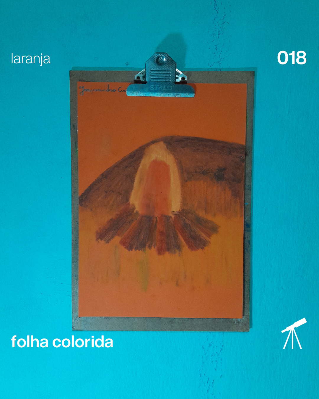 #FolhaLaranja 018 - Fogueira de São João 1 Fogueira de São João com um morro ao fundo, desenhado com giz pastel oleoso.
