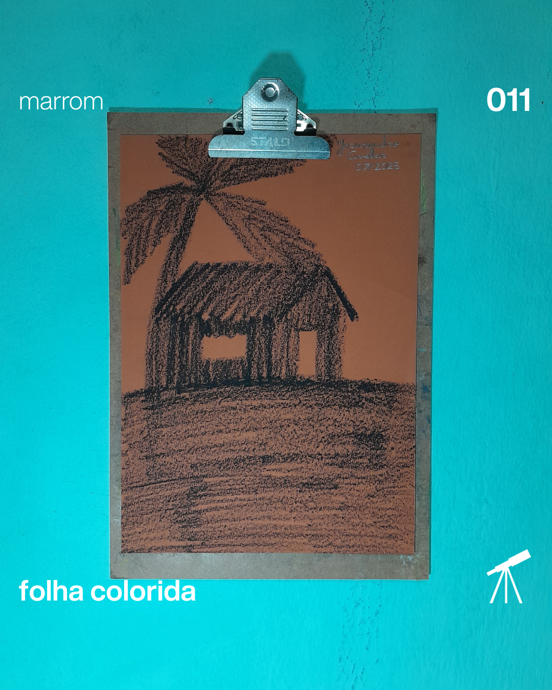 #FolhaMarrom 011 - Recomeçar no seu lar 1 Recomeçar no seu lar, em cima de uma montanha, com um coqueiro atrás, desenhado com giz pastel oleoso sobre uma folha de cor marrom.