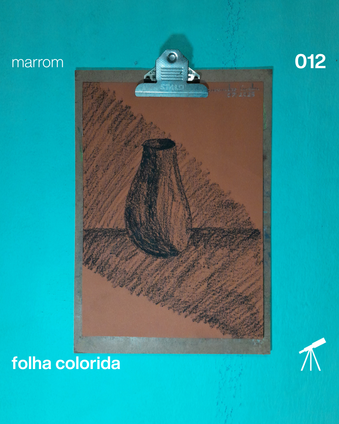 #FolhaMarrom 012 - O vaso 1 O vaso, desenhado com giz pastel oleoso sobre uma folha de cor marrom.