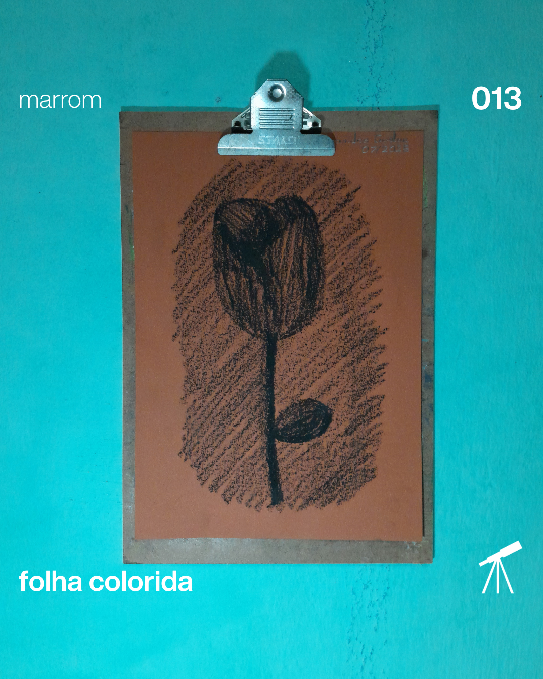 #FolhaMarrom 013 - A rosa 1 A rosa, desenhada com giz pastel oleoso de cor preta sobre uma folha de cor marrom.
