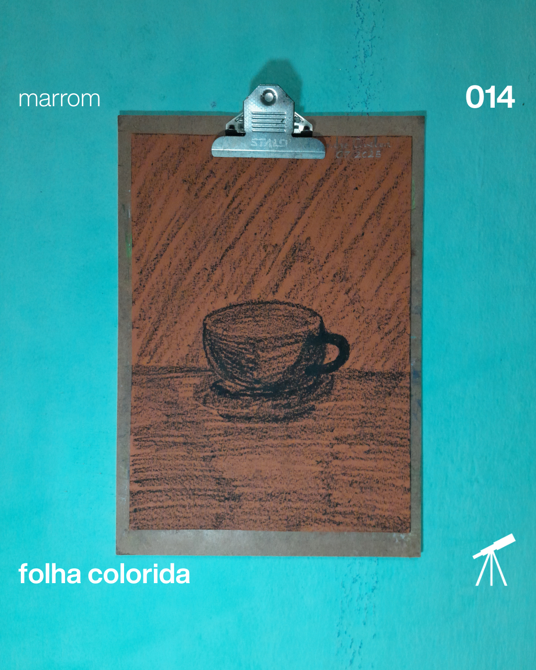 #FolhaMarrom 014 - Uma xícara de café 1 Uma xícara de café sobre a mesa, desenhada com giz pastel oleoso.