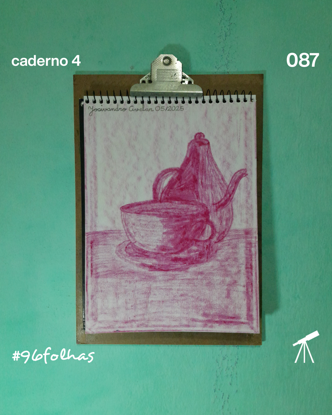 #96folhas caderno 4 - 087: Xícara e bule 1 Xícara e bule em cima de uma mesa, desenhados com giz de cera de cor vinho.